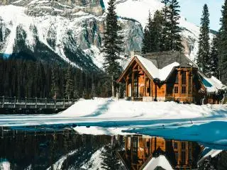 4-Day Canadian Rockies, Hot Spring from Calgary, Vancouver out (Winter Tour)