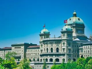 4日游 -【瑞士湖光山色|爱的迫降同款】少女峰+伯尔尼+洛桑+西庸城堡+卢塞恩（苏黎世出发，可选法兰克福/斯图加特离团）