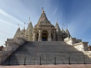 1-Day BAPS Shri Swaminarayan Mandir and Pear Picking Tour from New York