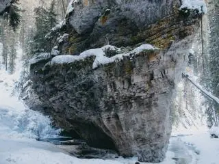 1-Day Johnston Canyon Hike, Banff Gondola and Banff Town Winter Tour from Calgary/Banff/Canmore