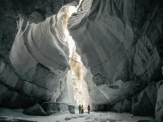 5-Day Lake Louise, Banff, Columbia Icefield, Maligne Canyon, Sun Peak Summer Tour from Calgary to Vancouver