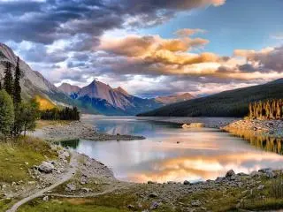 6-Day Lake Louise, Moraine Lake, Banff, Columbia Icefield, Okanagan Lake Summer Tour from Calgary to Vancouver