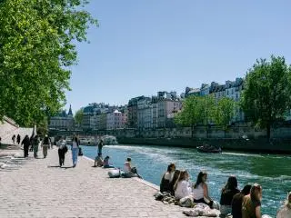 Eiffel Tower Dinner & Seine River Cruise from Paris