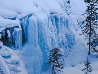 3-Day Winter Canadian Rockies, Banff and Johnston Canyon Tour from Calgary - Stay in Fairmont Hotels