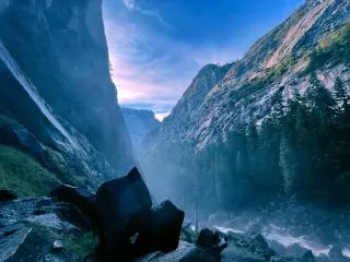4-Day 17 Miles, Monterey, San Francisco, and Yosemite National Park Tour from Los Angeles | Premium Coach