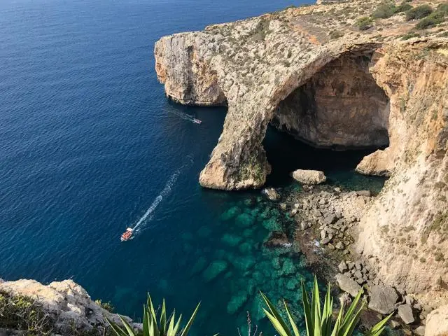 蓝洞海蚀洞穴 (Blue Grotto Sea Caves)