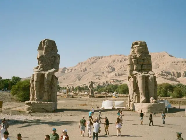 孟农巨像 (Colossi of Memnon)