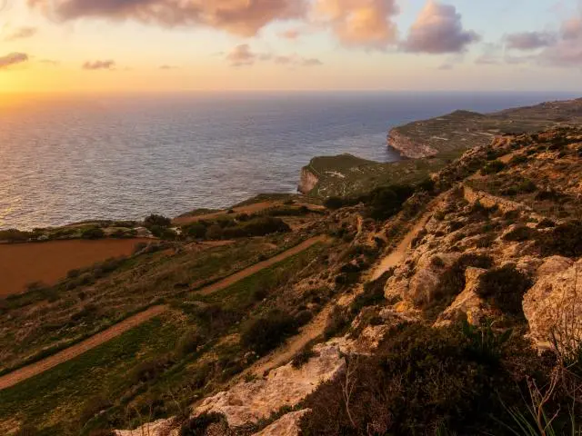 丁利悬崖 (Dingli Cliffs)