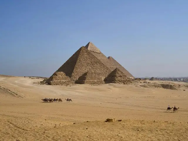 吉萨金字塔群 (Giza Necropolis)