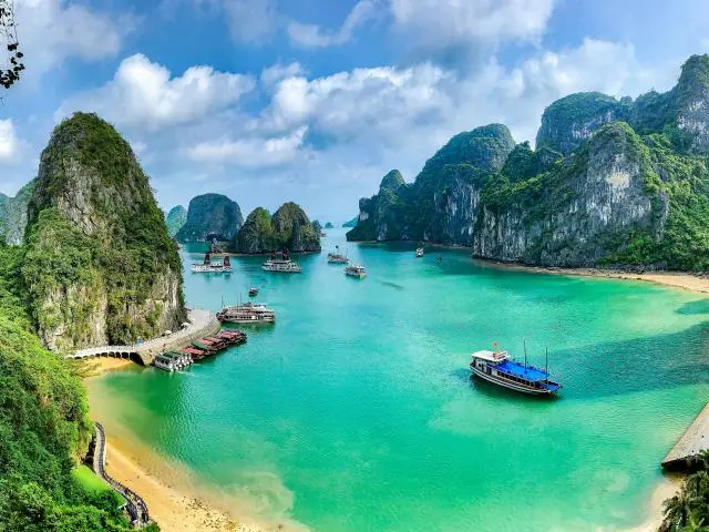 下龙湾 (Halong Bay)
