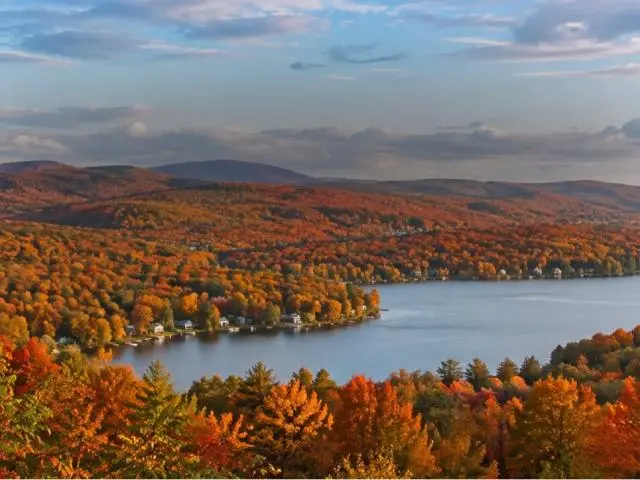 Discover Fall Colors: Vermont, Agawa Canyon & Niagara, all handled for you