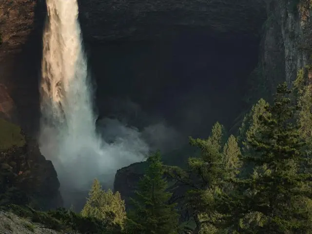 士巴黑瀑布 (Spahats Creek Falls)