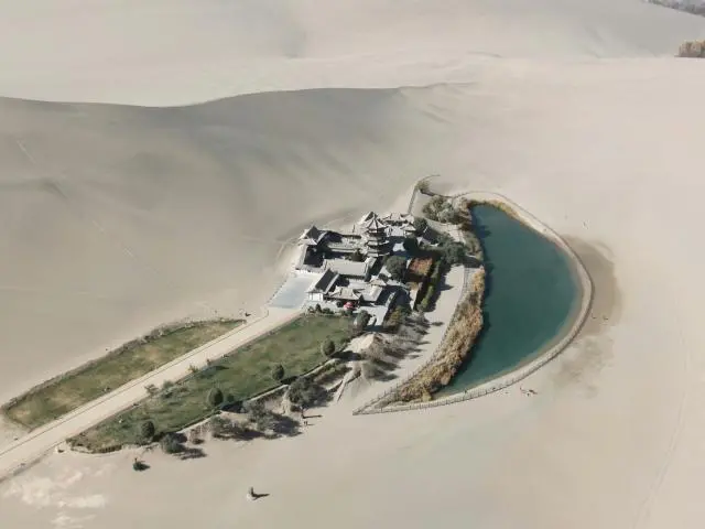 鸣沙山月牙泉 (Singing Sand Dunes and Crescent Moon Spring)