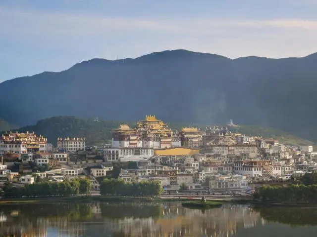 松赞林寺 (Songzanlin Monastery)