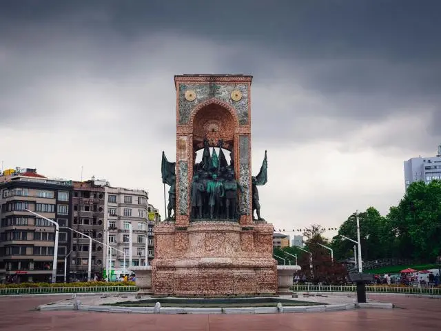 塔克西姆广场 (Taksim Square)