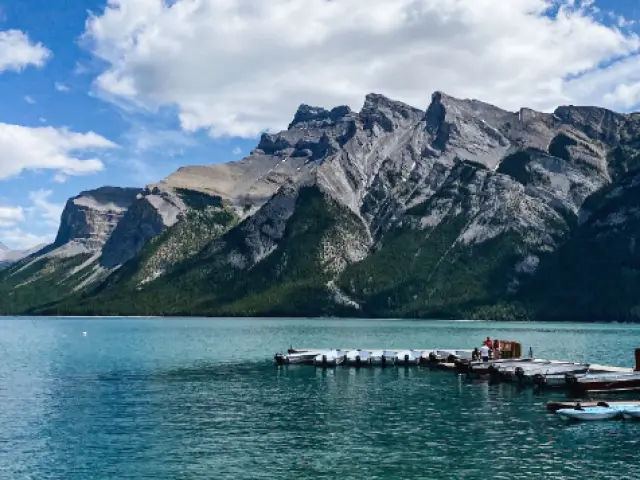 明尼旺卡湖 (Minnewanka Lake) 明尼旺卡湖 (Minnewanka Lake)