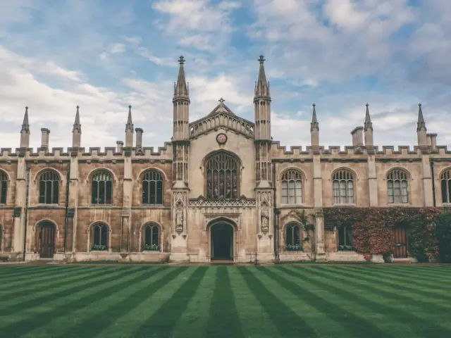 耶鲁大学 (Yale University)