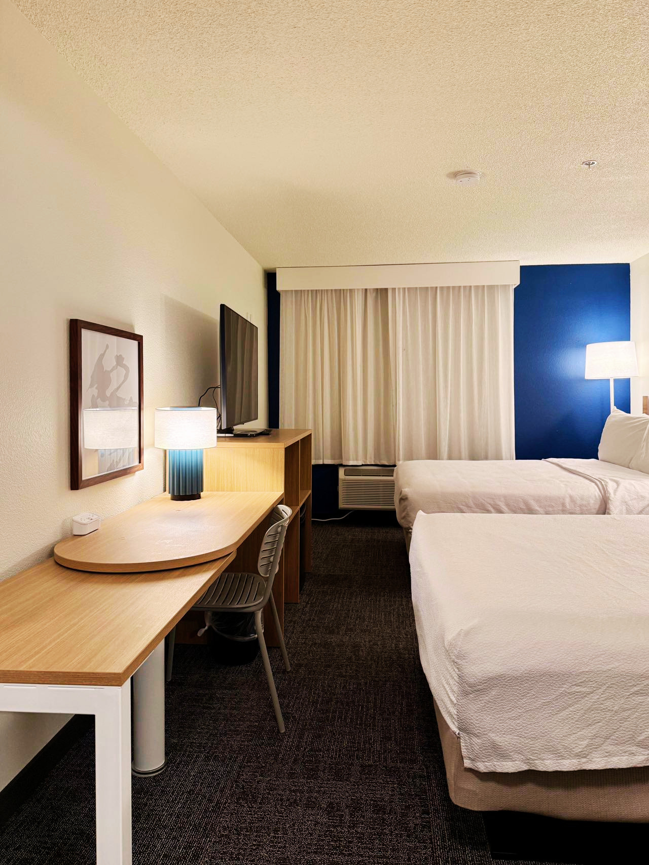 Inside a 3-star brand hotel room (Hilton)